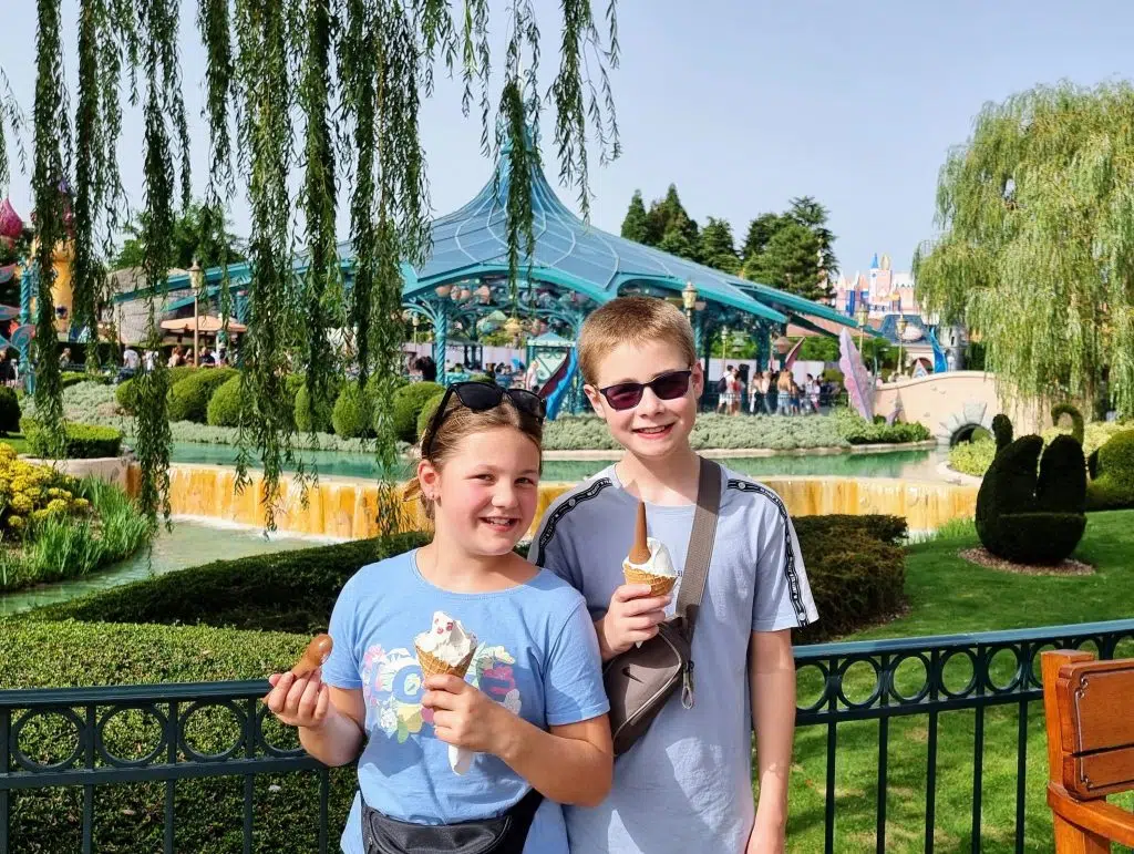 disneyland paris holiday guide and review, frugal mum travel guide, photo of children with ice cream