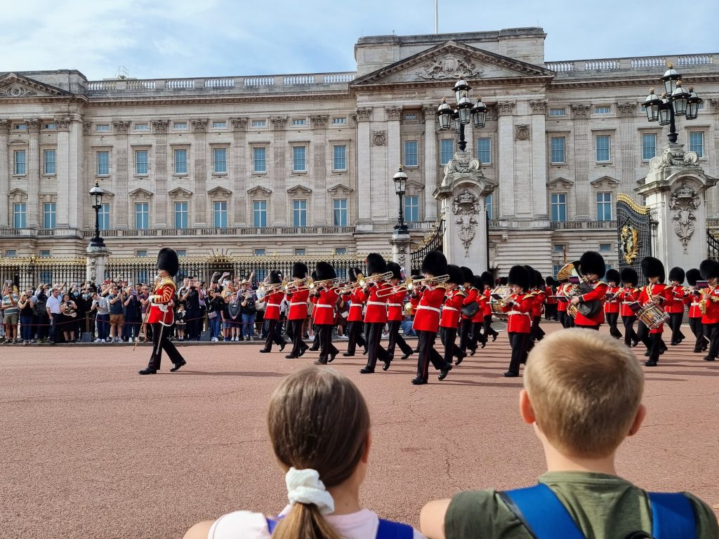 Family days out, 10 best FREE places to visit in London with kids, tips, frugal mum photo, changing of the guard