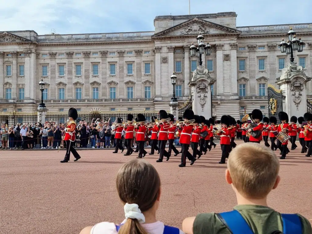 Family days out, 10 best FREE places to visit in London with kids, tips, frugal mum photo, changing of the guard