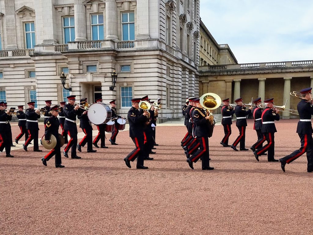 Family days out, 10 best FREE places to visit in London with kids, tips, frugal mum photo, changing of the guard