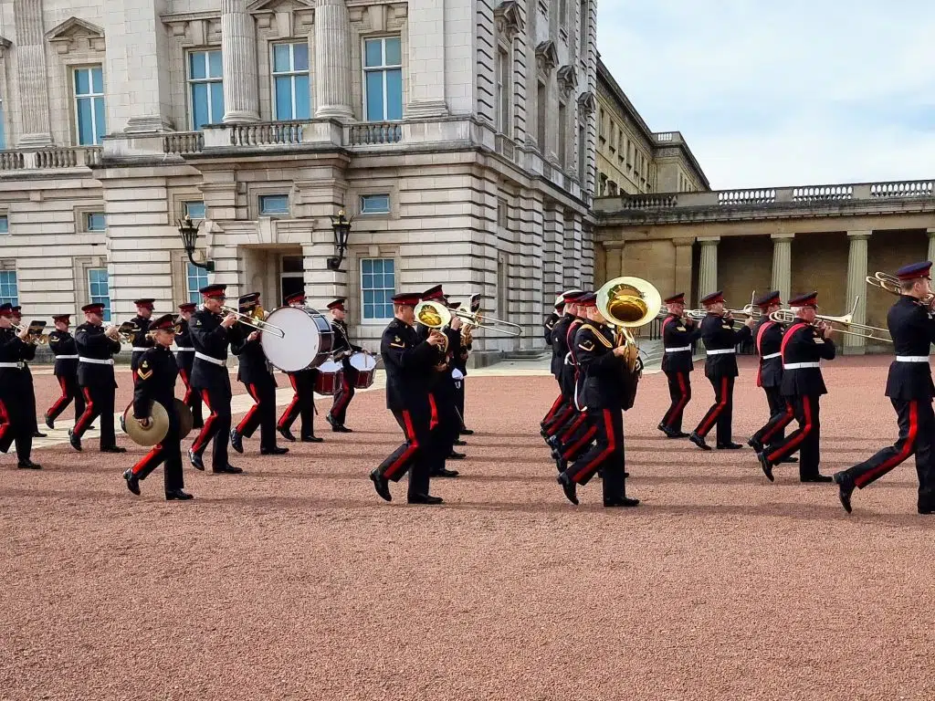 Family days out, 10 best FREE places to visit in London with kids, tips, frugal mum photo, changing of the guard