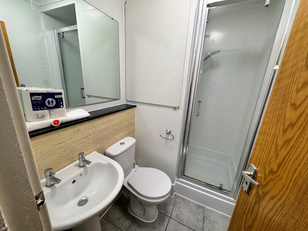 butlins bognor regis, accommodation photos, silver comfort apartments, review, oyster bay, frugal mum, bathroom, photo