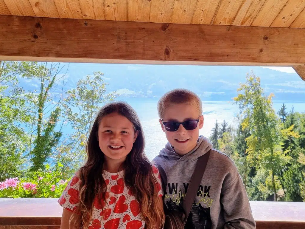 Switzerland, St Beatus Caves, Interlaken, view over lake thun, frugal mum children, family photo