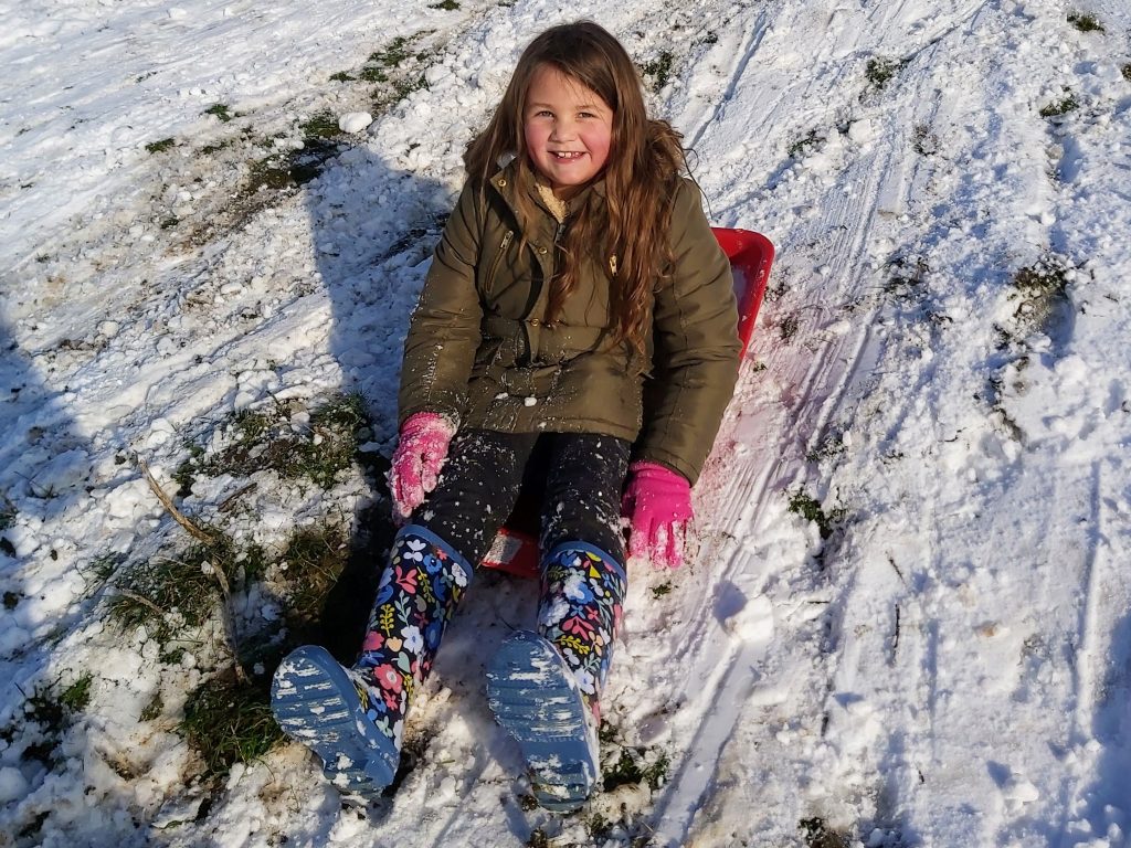 frugal mum child in the snow