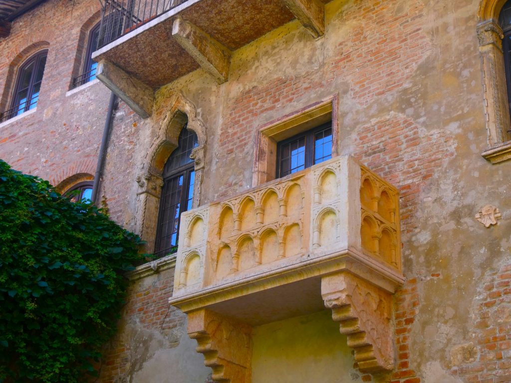 How to spend a day in Verona on a budget with kids, northern italy, eurocamp road trip, frugal mum guide, photo of juliet's house balcony