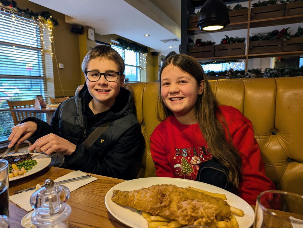 save money on eating out with kids, kids eat free or £1 frugal mum guide, photo of kids in restaurant