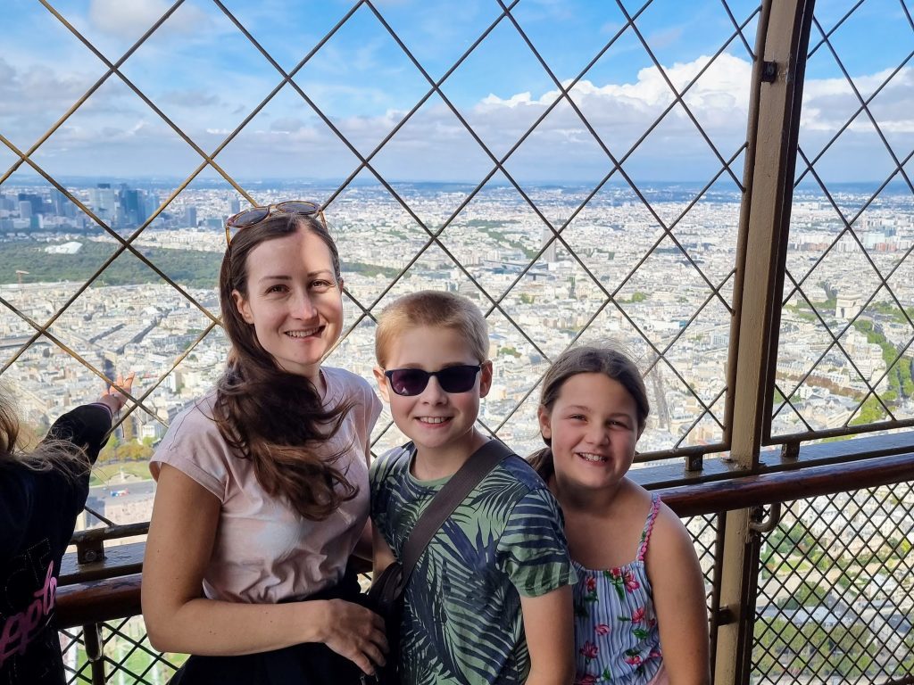 How to spend a day in Paris on a budget with kids, frugal mum photo eiffel tower