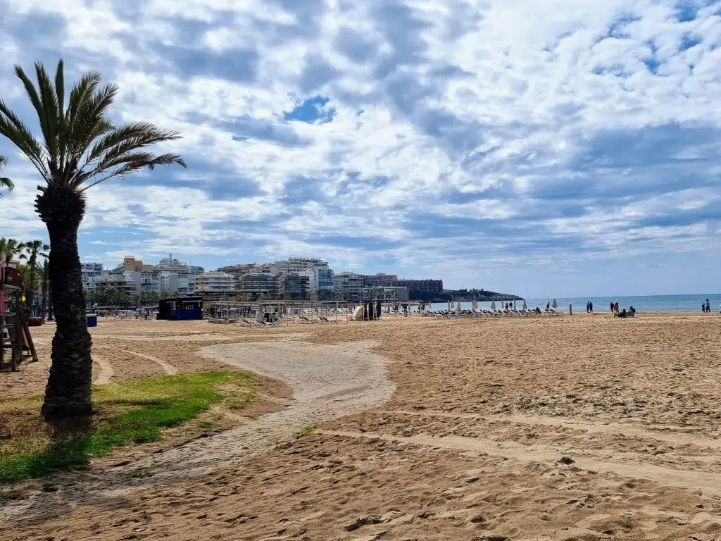 Salou family holiday itinerary, the best things to see and do with kids, frugal mum travel guide, photo of salou beach