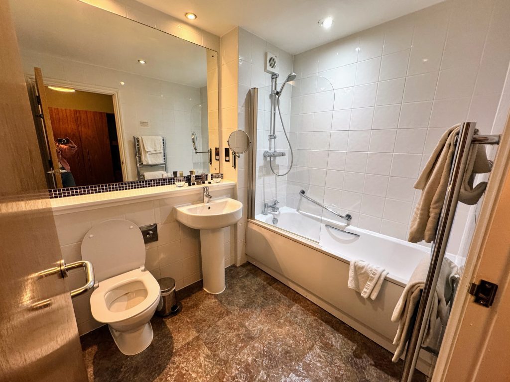 Warner Hotel Review, Sinah Warren, Hayling Island, UK, frugal mum review, photo of bathroom