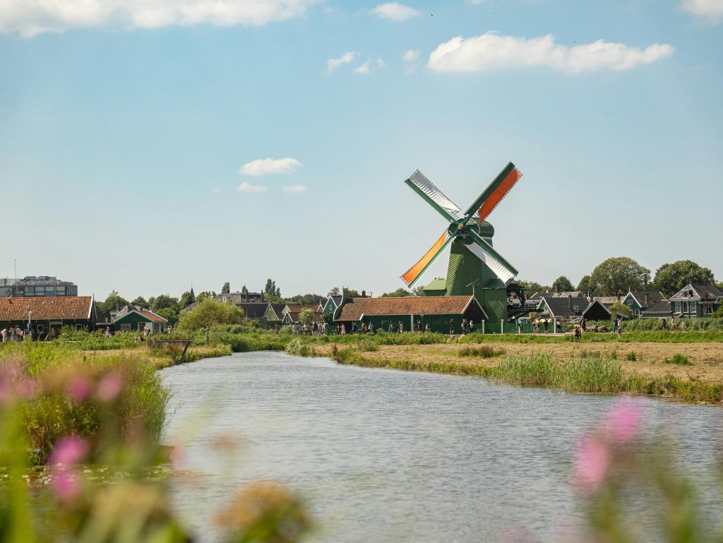 Netherlands family holiday itinerary, the 10 best things to do with kids, days out, frugal mum travel guide, photo at zaanse schans
