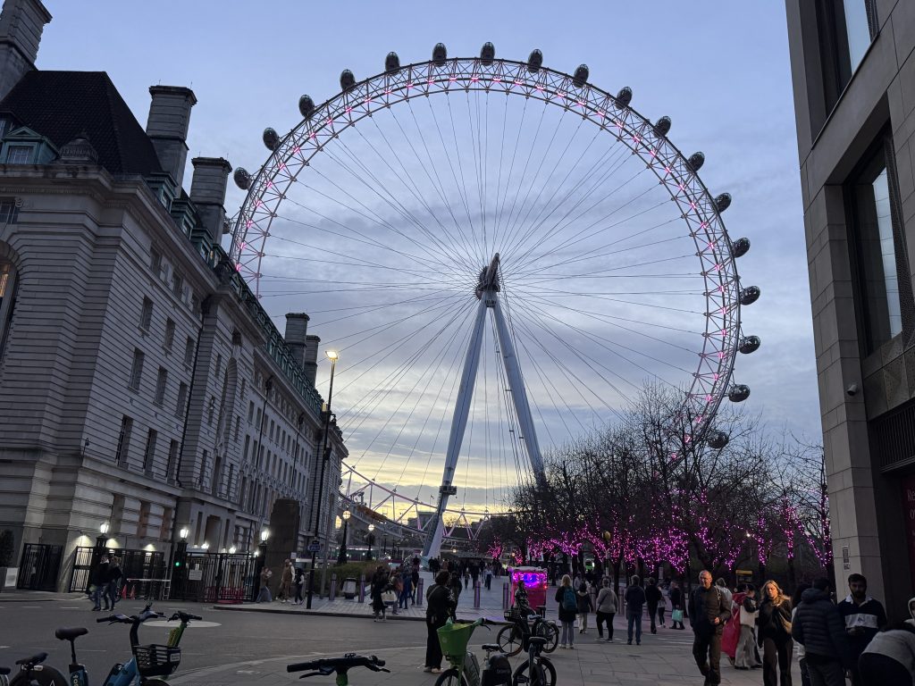 The London Eye with kids, a family guide and money-saving tips, frugal mum travel guide, photo of london eye lit up