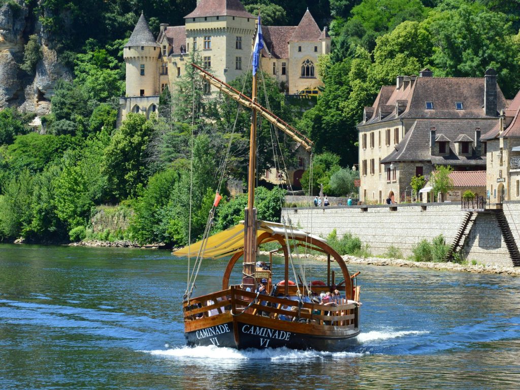 The 10 best things to do in the Dordogne with kids, frugal mum travel guide, photo of Beynac et Cazenac