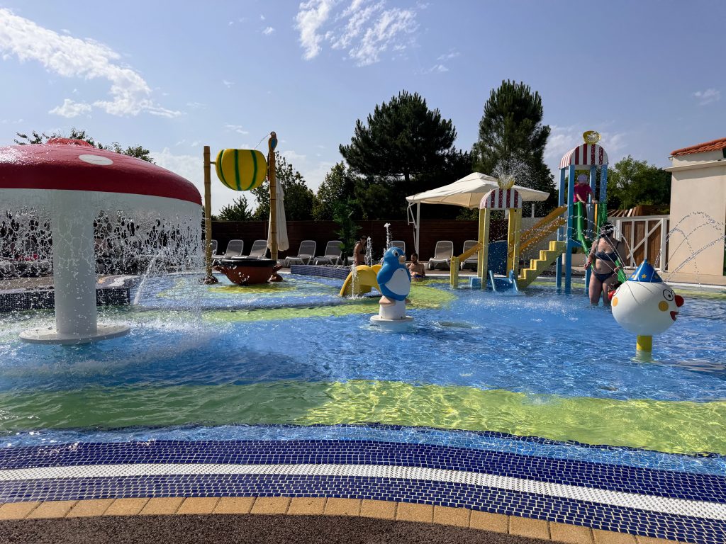 Eurocamp Holiday Review, Le Pin Parasol, Vendée, France, frugal mum travel guide, photo of toddler splash pool