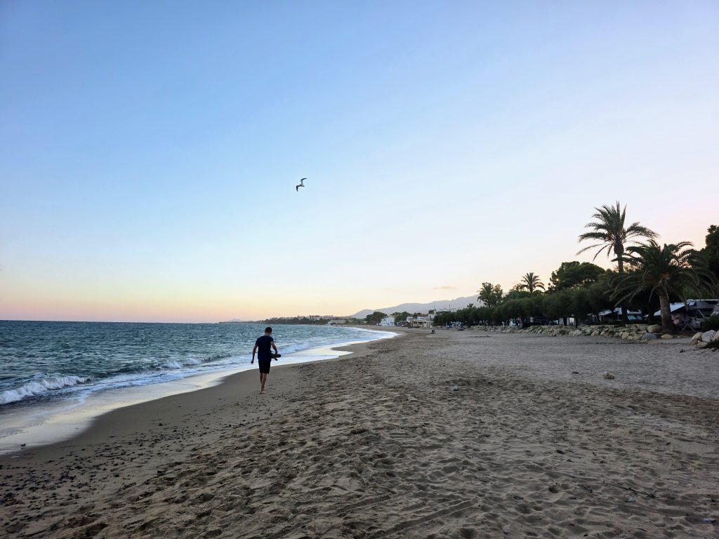 Eurocamp Holiday Review: Playa Montroig, Costa Dorada, Spain, frugal mum travel guide, photo of beach sunset