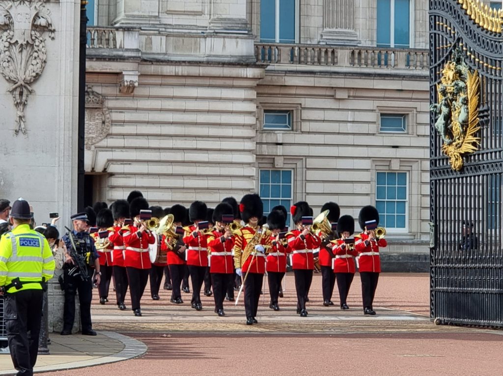 London with Kids, the 15 best things to do for Christmas 2025, frugal mum guide, photo of changing of the guard