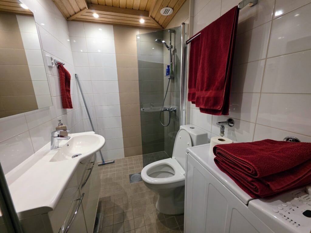 Piriko Apartments Review, Rovaniemi city centre accommodation, frugal mum travel guide, photo of bathroom