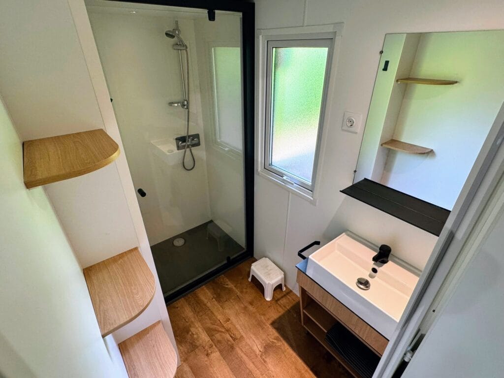 Eurocamp Holiday Review, La Croix du Vieux Pont, Paris, France, frugal mum photo of premium accommodation bathroom