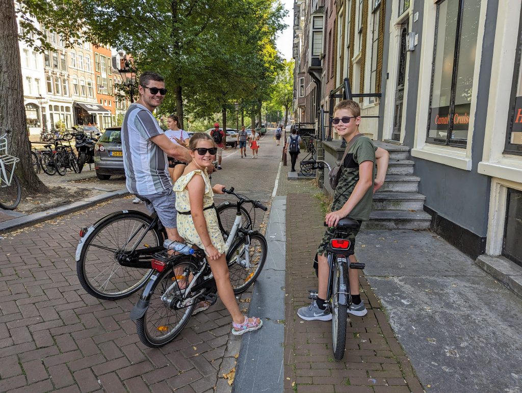 frugal mum family photo on bikes in Amsterdam