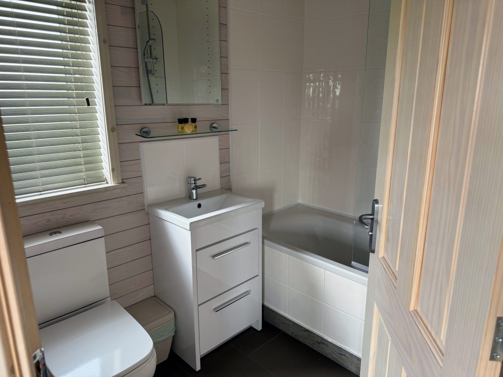 Knights Lodges, Bretby, Derbyshire, UK staycation review, photo of bathroom, frugal mum family holiday