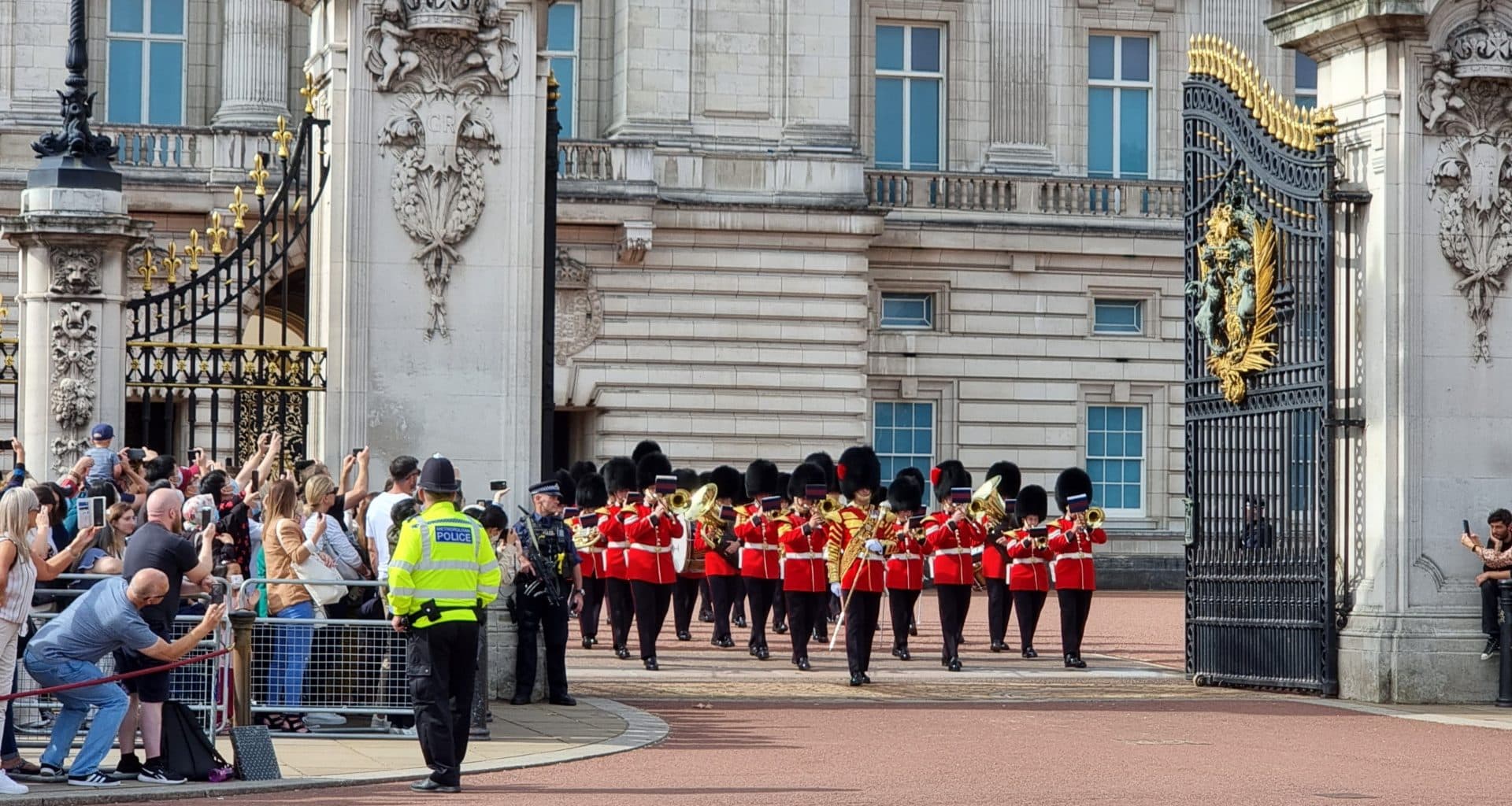 changing of the guard ceremony, buckingham palace, london