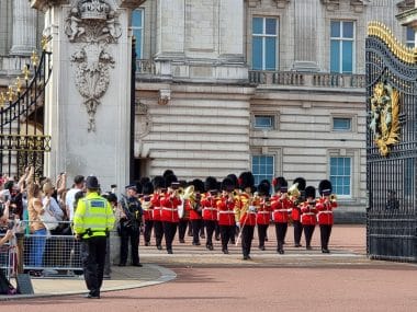 changing of the guard ceremony, buckingham palace, london