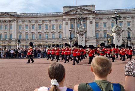 Family days out, 10 best FREE places to visit in London with kids, tips, frugal mum photo, changing of the guard