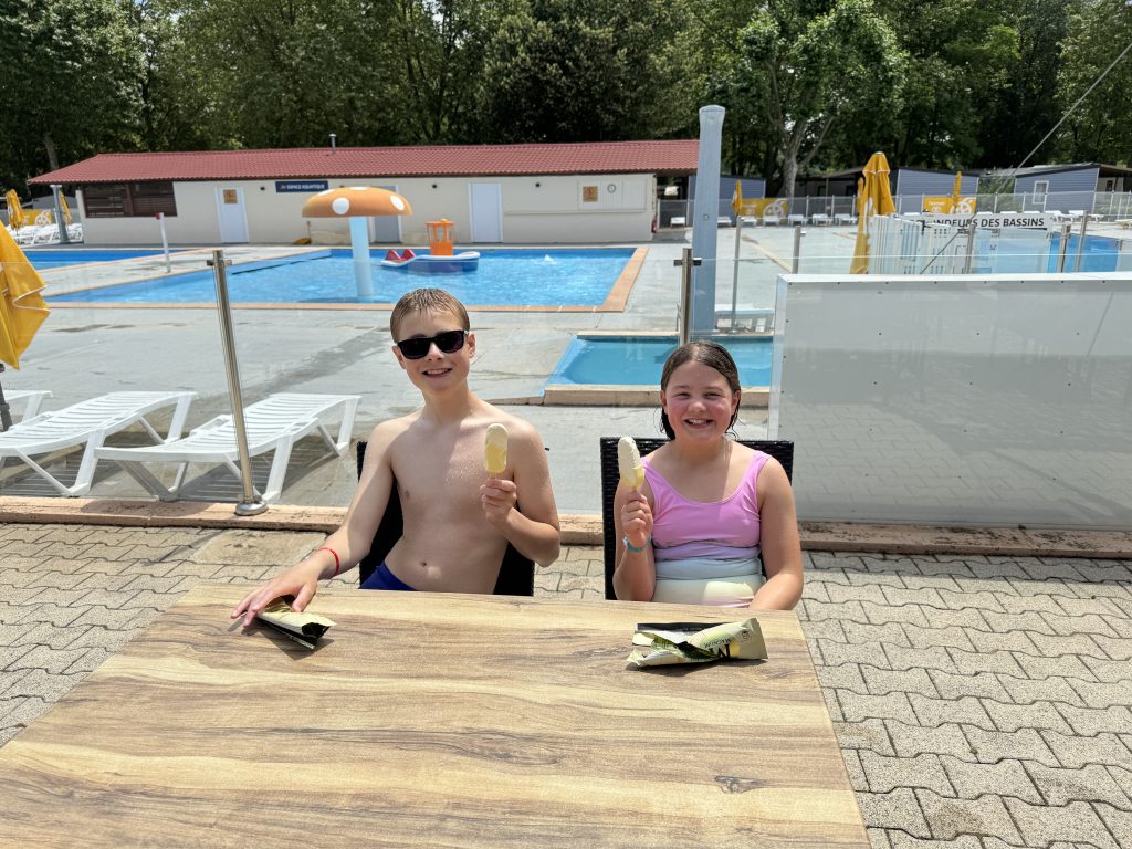 frugal mum children eating ice cream