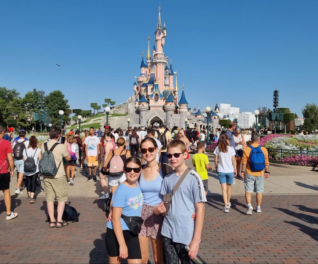 disneyland paris guide, review, frugal mum family photo, is it worth it title page, disneyland on a budget