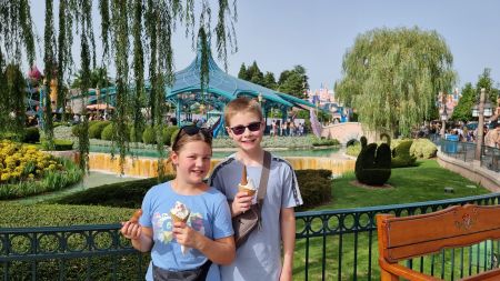 disneyland paris guide, review, frugal mum family photo, children with ice cream
