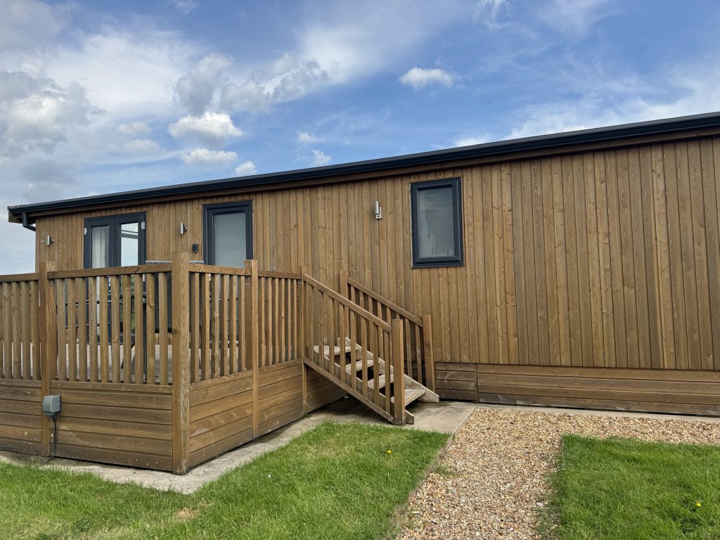 Knights Lodges, Bretby, Derbyshire, UK staycation review, photo of lodge, frugal mum, hoseasons
