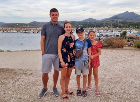 frugal mum with family at the beach on holiday, how to claim child benefit online guide