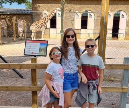home education, day out, ZSL London zoo, frugal mum children in front of giraffe, photo