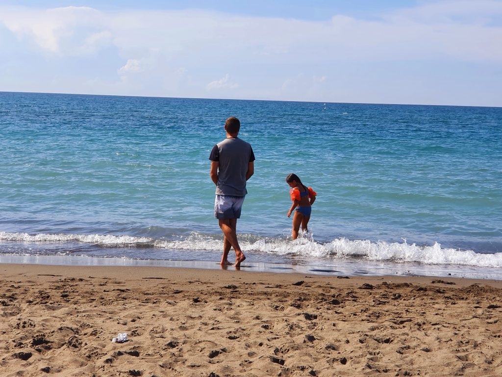 tuscany beach frugal mum family photo