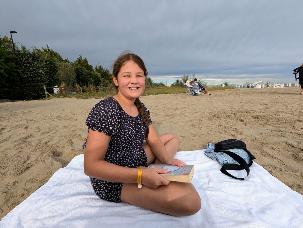 frugal mum photo, daughter on union lido beach 